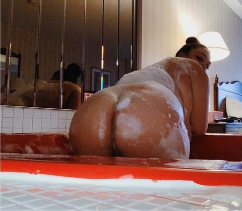 Header of curvychicxo