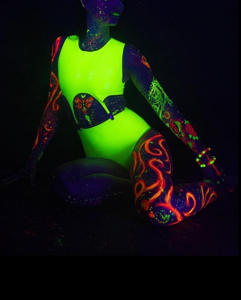 Header of devil_wears_neon