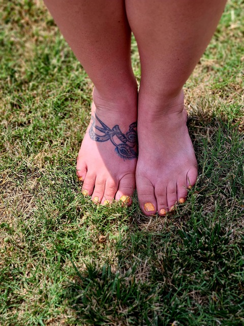 Header of feetluxe00
