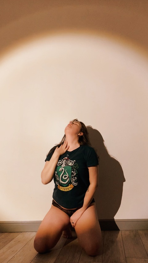 Header of feettherude