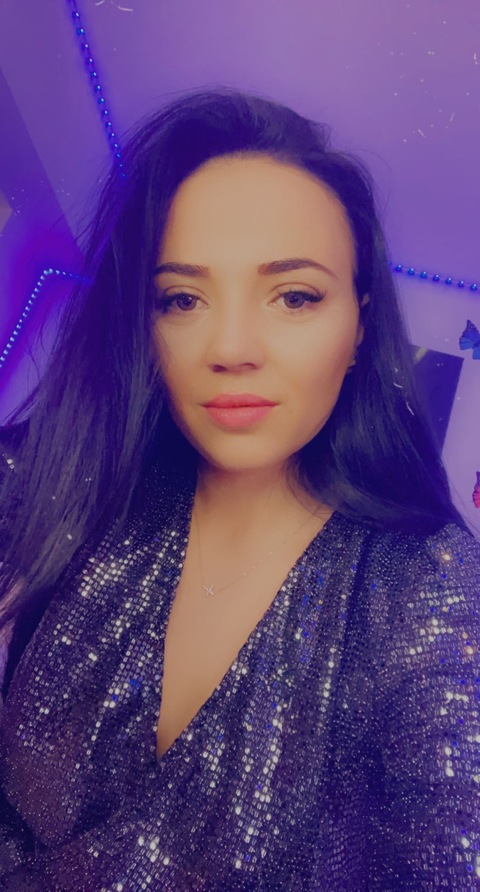 Header of lauraloryi