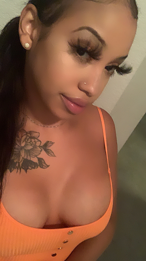 Header of lolabunnniii