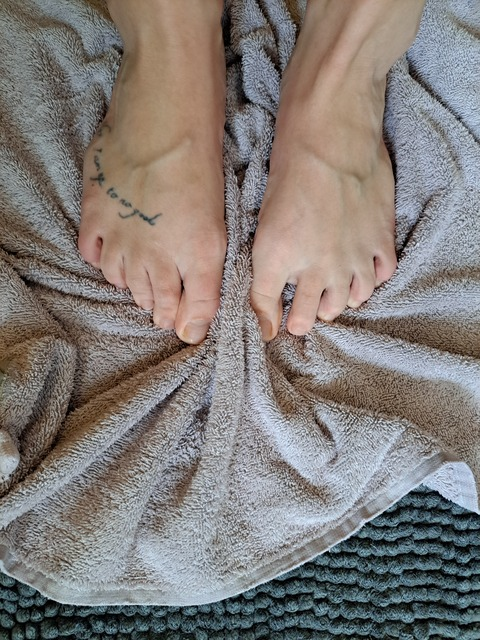 Header of playwithmyfeettoday