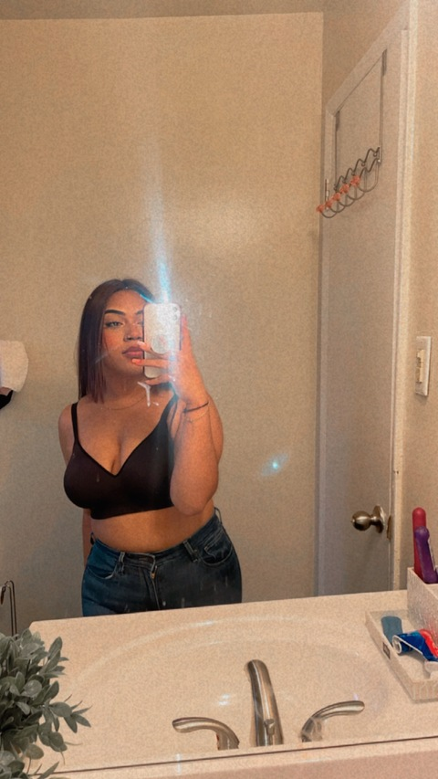 Header of queennlopez