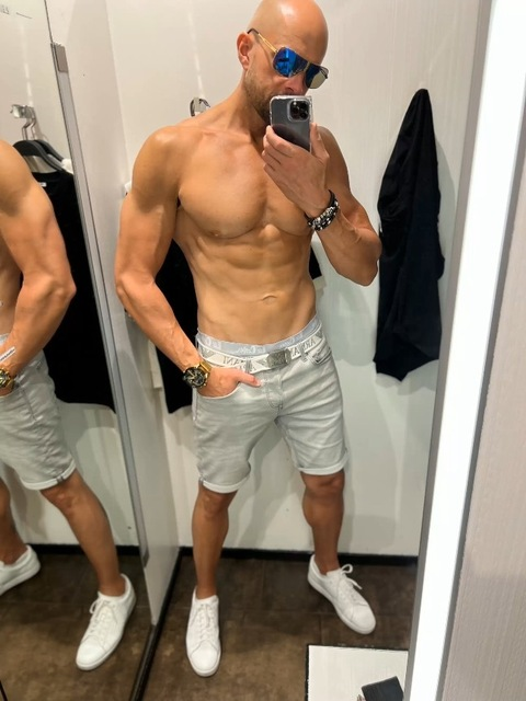 Header of robertvegaaaa