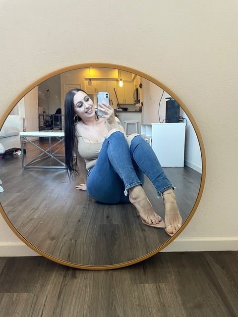 Header of roxiegreyy