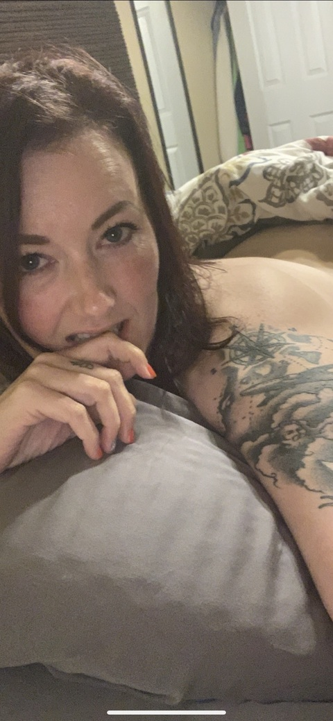 Header of slipperyredhead