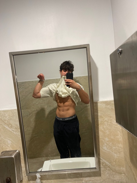 Header of therealtroywellington