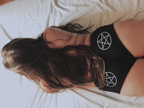 Header of thespookiestginger