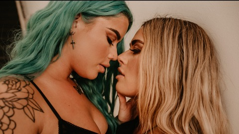 Header of twolesbiansonecamera